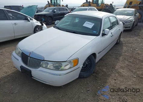 2000 Lincoln Town Car Signature z USA, uszkodzony, nr VIN 1LNHM82W8YY901892